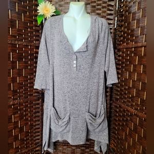 Kim & Cami Tunic Blouse It has buttons on the chest and has 2 pockets, it is spa